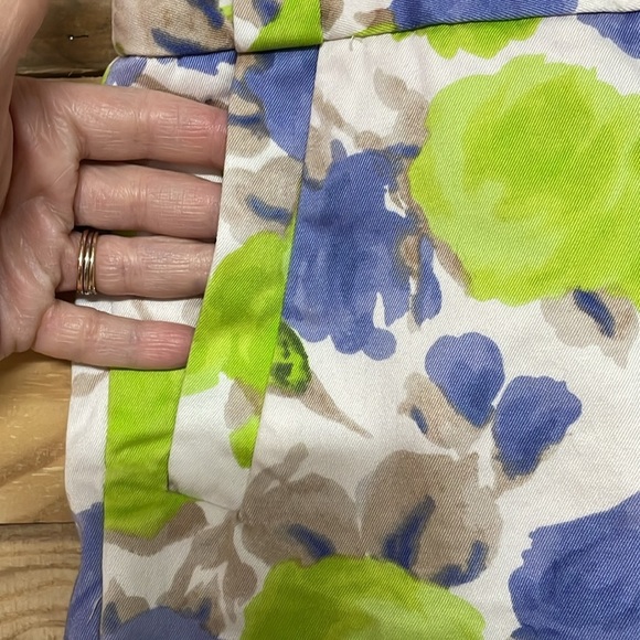 J. Crew Stretch size 6 Blue and Green Floral Mid-rise 3.5” Shorts with Pockets - Picture 2 of 8